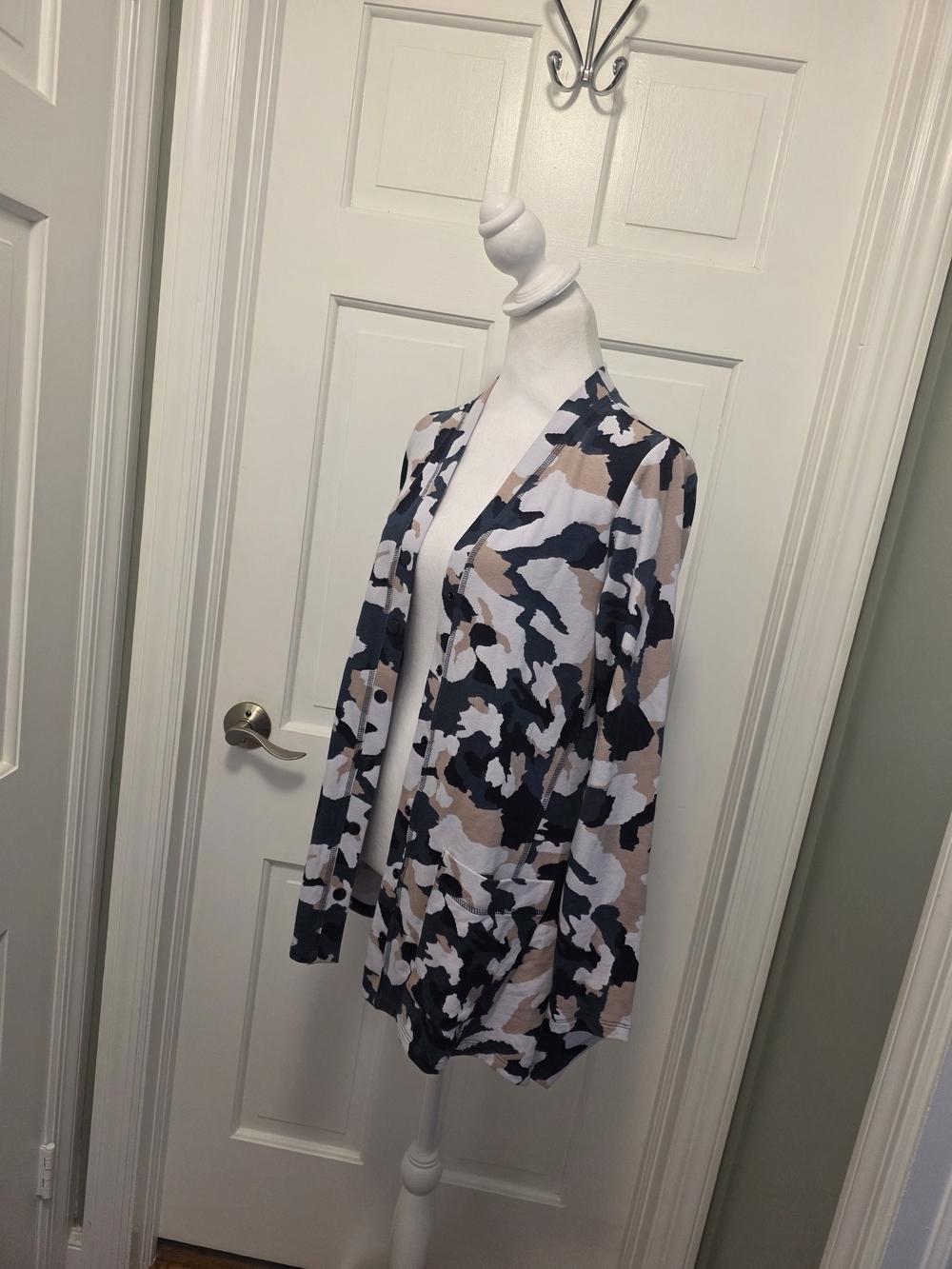 Logo Lounge Knit Camo Print Size XXS Cardigan in Navy, Beige & White - Picture 7 of 8